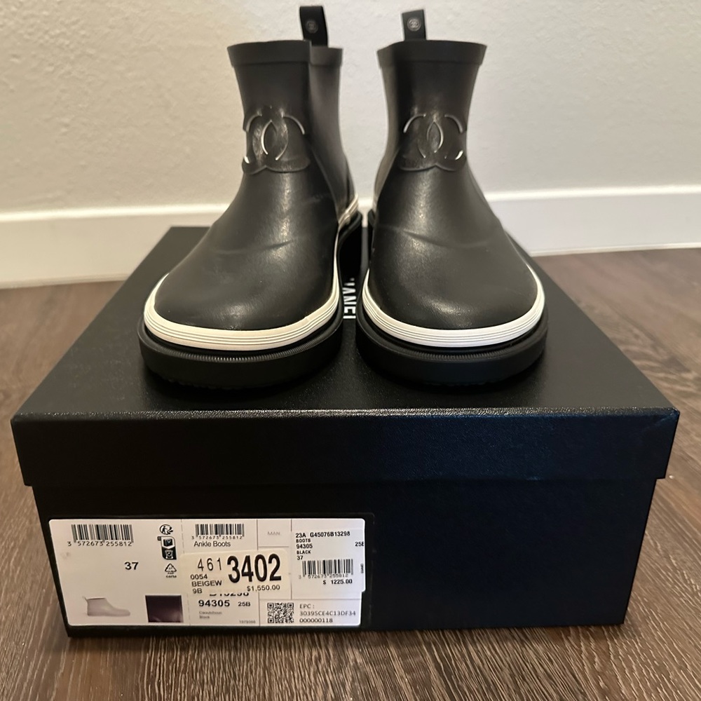 Chanel 2023 Rubber Wellington Caoutchouc CC Logo Top ankle rain boot Authentic